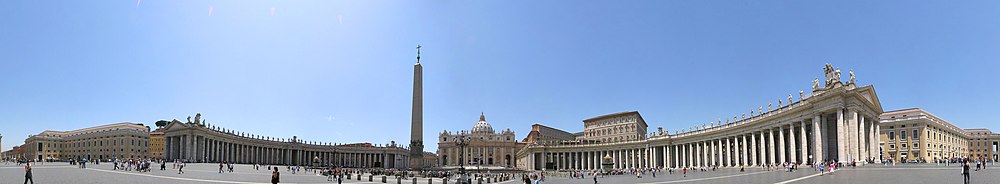Panorama memperlihatkan fasad Basilika Santo Petrus di tengah dengan lengan barisan tiang Bernini menyapu di kedua sisinya. Saat itu tengah hari dan turis berjalan-jalan dan mengambil foto.