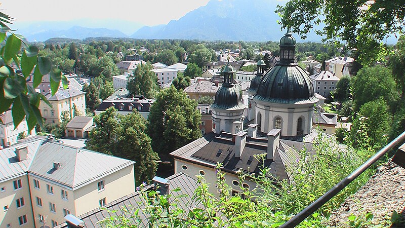 File:SalzburgBlickÜberDie Dächer.jpg