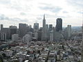 Sentrum av San Francisco sett i sørlig retning fra Coit Tower. Transamerikapyramiden sees midt i bildet.