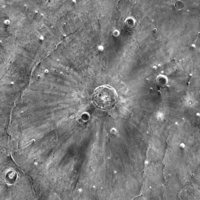 Карта тепловой инерции окрестностей кратера: видно светлые и тёмные лучи