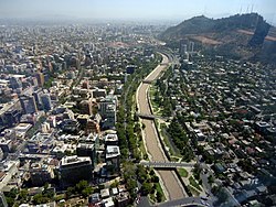 Santiago de Chile z Gran torre Santiago, řeka Mapocho.JPG