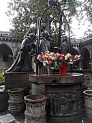 Monumento a la Virgen del Rosario de Pompeya, en sus costados, Santa Catalina y Santo Domingo en Patio Central