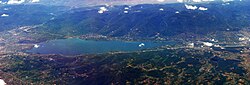 Vista aérea do lago Sapanca, à beira do qual se encontra a cidade