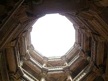 Looking up the well. Schacht Adalaj Stepwell.jpg