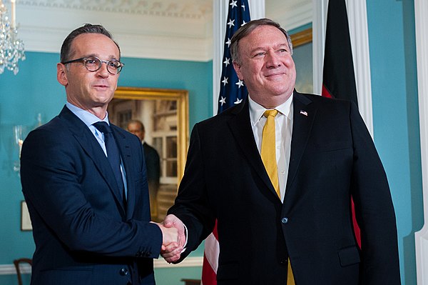Maas (left) meets with US Secretary of State Mike Pompeo in October 2018.