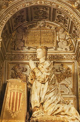 Статуя молящейся Элеоноры Арагонской в её гробнице.