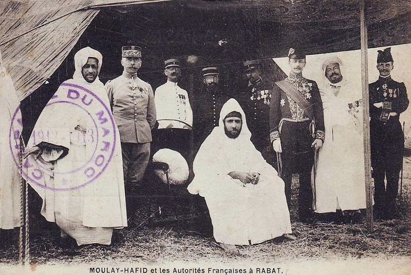 File:Si Kaddour ben Ghabrit et le sultan Moufay Hafid.jpg