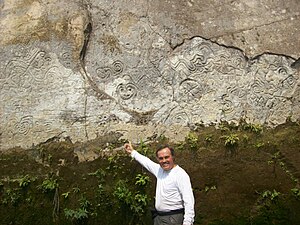 Sixto Paz Wells showing petroglyphs during a field trip to Paititi, Peru, August 2007 Sixto-petroglifos-paititi-2007.jpg