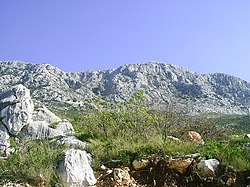 A Mali Kozjak sziklái Split felett