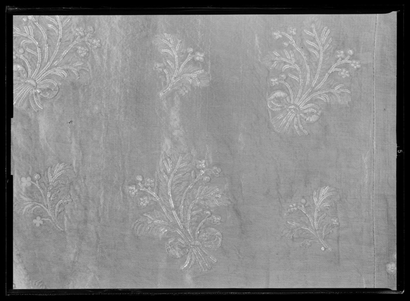 File:Släp av silverbrokad och silverspets till bröllopskläder från 1774 - Livrustkammaren - 53354.tif