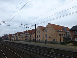 从斯劳厄尔瑟站站台一侧拍摄的南丹麦大学校舍