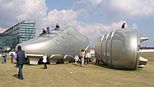 Plastik „Der moderne Fußballschuh“, erste Skulptur von sechs beim Berliner Walk of Ideas zur Fußball-WM 2006, enthüllt am 10. März 2006 im Spreebogenpark