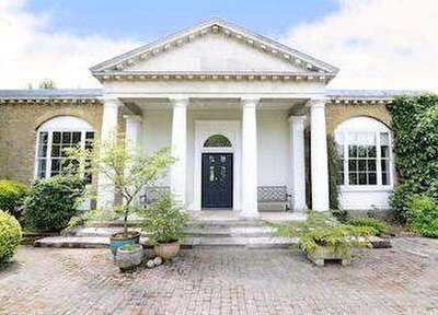 Gatehouse (1, Repository Road) built by the Board of Ordnance in 1806 at the western point of entry to the common.