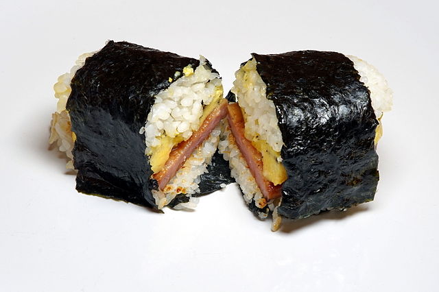 un sushi coupé en deux.