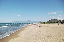 La spiaggia di Mondragone nel golfo di Gaeta; sullo sfondo i monti Aurunci con in primo piano il monte Cicoli