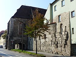 Reste der östlichen Römermauer (Kolpingstraße) mit anschließender nordöstlicher Rundung am St.-Georgen-Platz