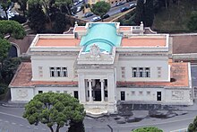 Vue aérienne d'un bâtiment de marbre blanc représentant la gare du Vatican