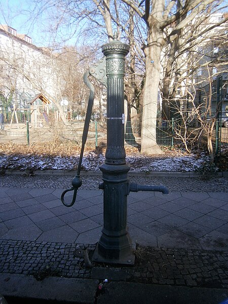 File:Straßenbrunnen30 Moabit Lüneburger Straße (4).jpg