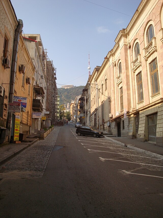 Tbilisi streets. Улица Бесики в Тбилиси. Тбилиси улица Хизанеишвили. Тбилиси улица Гамцемлидзе. Шардыни стрит Тбилиси.