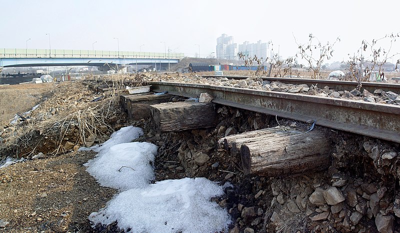 File:Suin Line in Suyeong-ri, Bongdam-eup - 3 - 2011-02-18.jpg