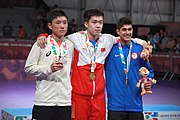 Deutsch: Tischtennis bei den Olympischen Jugend-Sommerspielen 2018: Tag 4, 10. Oktober 2018, Jungen-Einzel, Siegerehrung - Gold: Wang Chuqin (CHN), Silber: Tomokazu Harimoto (JPN), Bronze: Kanak Jha (USA); Medaillen überreicht durch IOC-Mitglied William Frederick Blick (UGA), Maskottchen überreicht durch ITTF-Präsident Thomas Weickert (GER) English: Fencing at the 2018 Summer Youth Olympics at 10 October 2018 –Boys' single medail ceremony – Gold: Wang Chuqin (CHN), Silber: Tomokazu Harimoto (JPN), Bronze: Kanak Jha (USA)); Medal presenter: IOC member William Frederick Blick (UGA), Mascot presenter: ITTF President Thomas Weickert (GER)