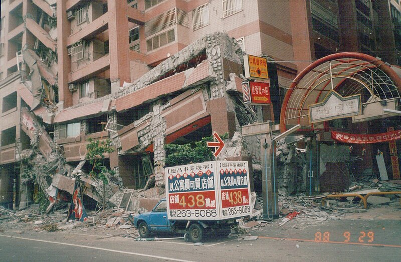 File:Te-chang New World collapsed 19990929.jpg