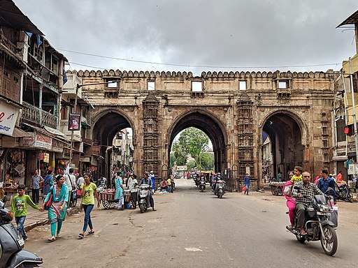 Ahmedabad. Stadttor Teen Darwaja (Dreitor)