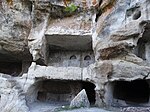 В пещерах видны ниши для различных предметов обихода