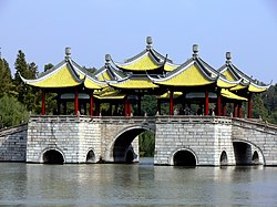 Most Pet paviljona na jezeru Shouxi