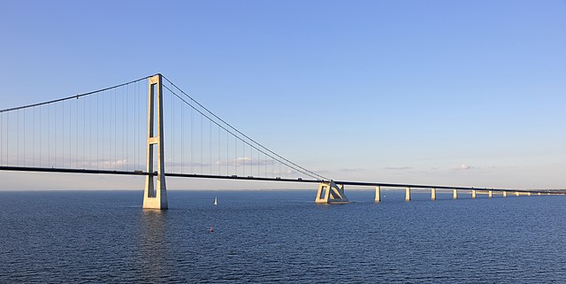 Восточный мост через Большой Бельт на фоне вечернего неба