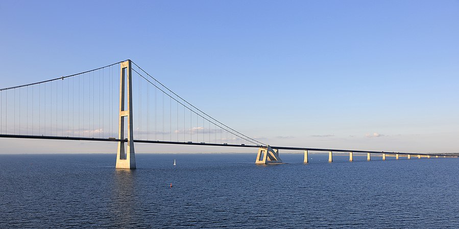 日落時分的大貝爾特橋，位於丹麥。