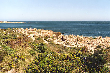 The cross at Kruis in the middle left is a good marker for the path, which passes a short distance to the right of it down to the entry and exit area. The Point at Rooi-Els can be seen in the background.