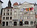 Gasthof Zur Sonne, Hotel Goldene Sonne, Filmbühne: Hotelanlage aus älterem Gasthaus und Erweiterungsbau mit rückwärtigem Ballsaal (heute Kino) an der Ecke Theaterplatz und Leipziger Straße