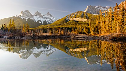 O maciço The Three Sisters ("As Três Irmãs") visto do Policeman Creek, Canmore, Alberta, Canadá. The Three Sisters é um conjunto de três picos, conhecidos individualmente como Big Sister, Middle Sister e Little Sister (irmã mais velha, irmã do meio e irmã mais nova) (definição 4 928 × 2 772)