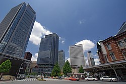 丸之內的高層大樓群；圖片前排四棟建築依序為丸大樓、新丸大樓、丸之內OAZO（日语：丸の内オアゾ）、東京站丸之內南口
