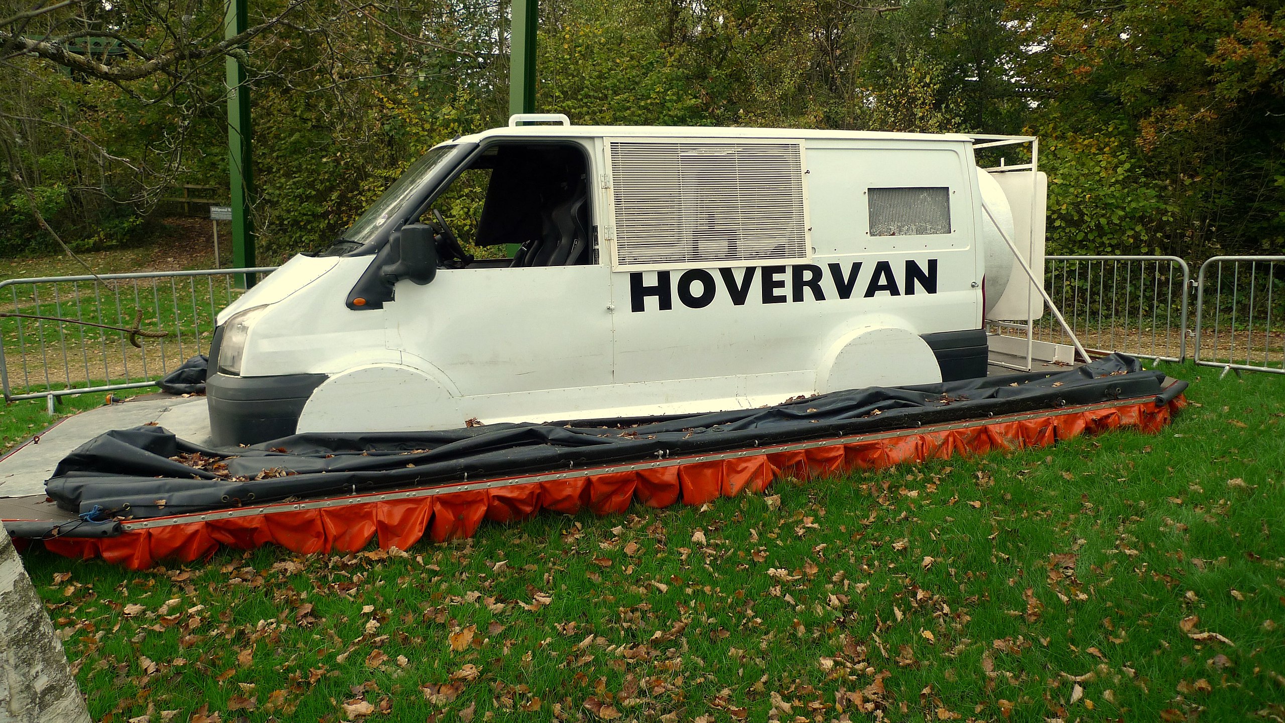 overvældende kommentar shabby File:Top Gear's Hovervan.jpg - Wikimedia Commons
