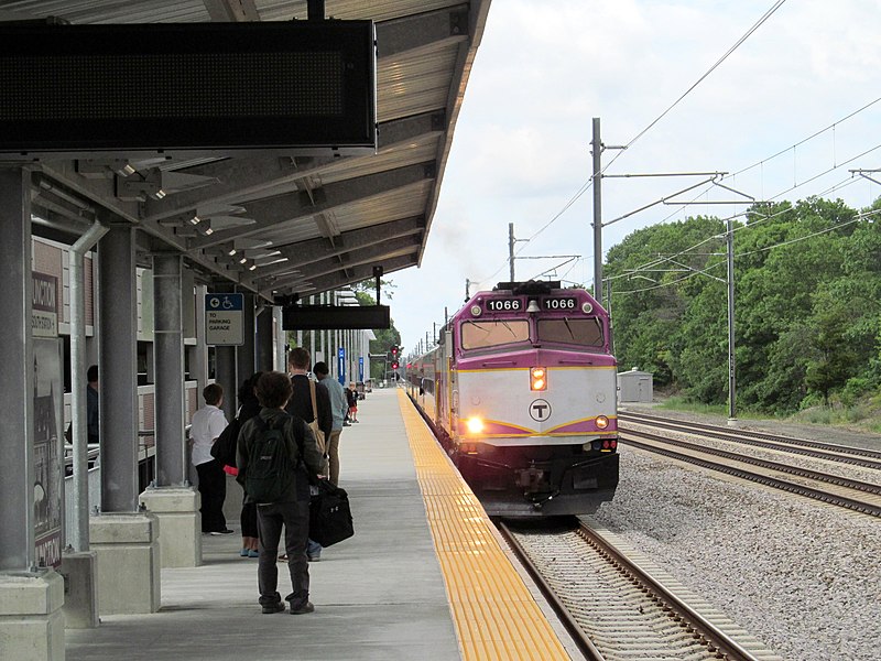 File:Train arriving at Wickford Junction station, June 2013.JPG