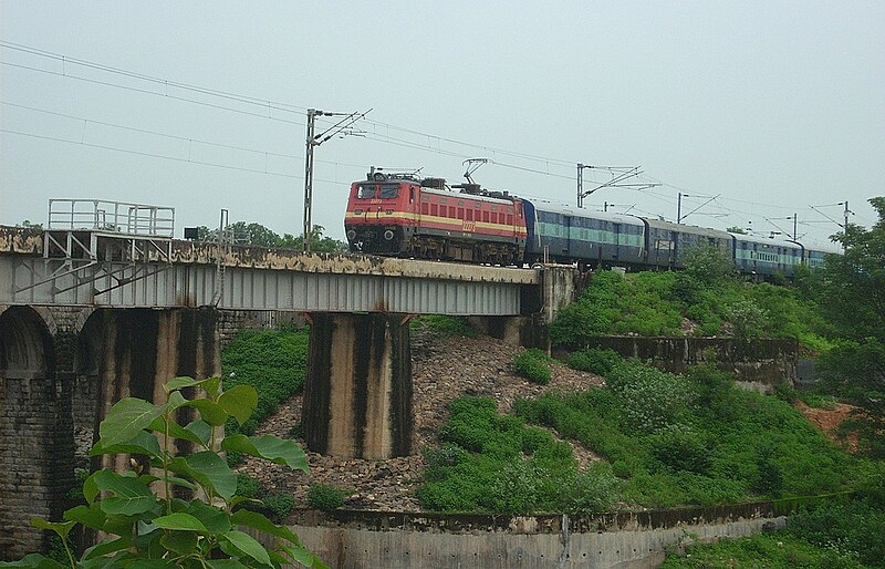 File:Train at Ghoradongari Railway Station.jpg