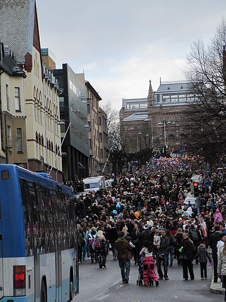 File:Turun taidemuseon edusta vappuaattona 2011.jpg