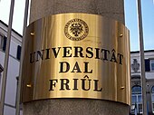 Университет Удине[fur], один из ведущих центров по изучению фриульского языка (надпись на фриульском «Фриульский университет» у входа в здание ректората)