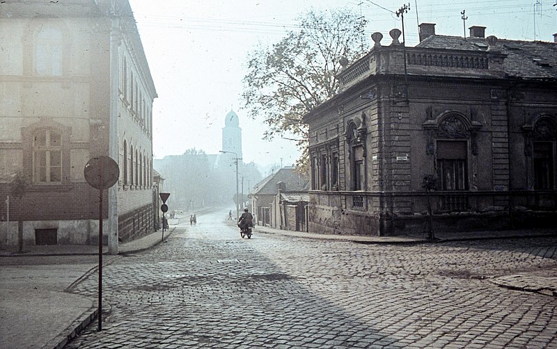 File:Ulica Jána Amosa Komenského az ulica Doktora Herza kereszteződésétől az evangélikus templom felé nézve. Fortepan 70062.jpg