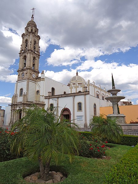 File:Uriangato - Centro Histórico - panoramio (7).jpg