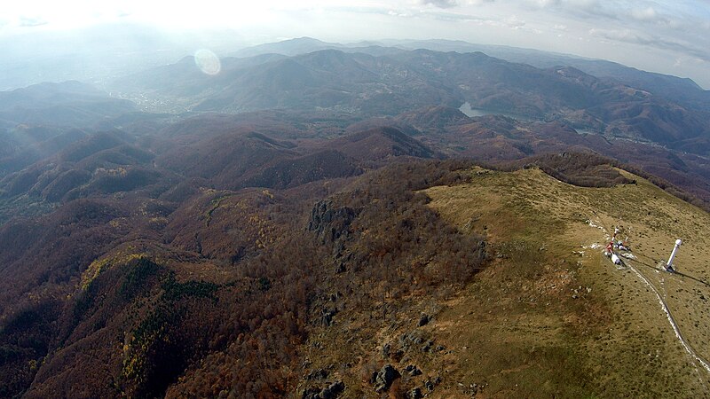 File:Vârful Igniș, văzut din parapantă.jpg