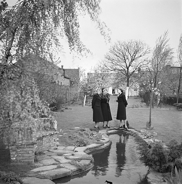 File:Van de Polls stiefdochters Hans en Renée en een onbekende vrouw in de tuin van d, Bestanddeelnr 252-1919.jpg
