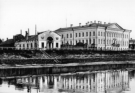 Флигель (после пристройки каменного фасада) и дом Витушечникова. Фото предположительно первой трети XX века.