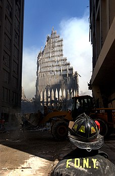 11 septembre, il y a 5 ans… Un pompier devant les ruines du World Trade Center de New York. (définition réelle 750 × 1 143*)