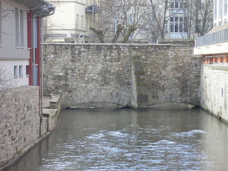 Der Walkstrom unterquert die innere Mauer der Erfurter Stadtbefestigung