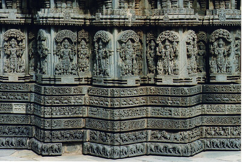 File:Wall sculptures and molding frieze in relief in the Chennakeshava temple at Somanathapura.jpg