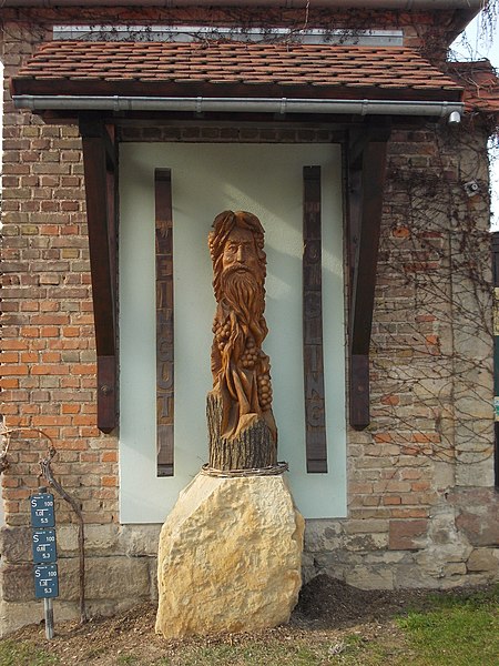 File:WeischützWeingutskulptur.JPG