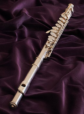 Western concert flute (Yamaha).jpg
